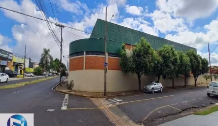 Barracão Comercial à Venda ou Locação em São José do Rio Preto-SP, Bairro Parque Quinta das Paineiras: 10 Salas, 8 Banheiros, 9 Vagas, 2.029m².