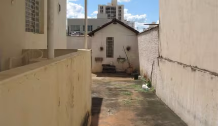 Imperdível oportunidade! Casa à venda no Centro de São José do Rio Preto-SP, 2 quartos, 1 sala e 4 vagas de garagem.