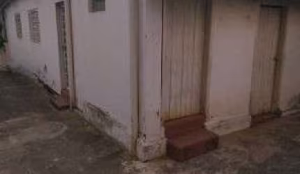 Casa comercial à venda no Centro de São José do Rio Preto-SP: 2 quartos, 1 sala, 1 banheiro, 5 vagas de garagem!