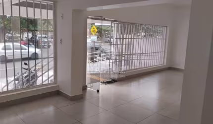 Casa comercial para locação em São José do Rio Preto-SP na Vila Santa Cruz: 2 quartos, 2 salas, 2 banheiros, 1 vaga, 240m².