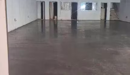 galpão com 350m², com mezanino, escritório, 02 banheiros, copa.