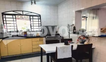 Casa com 4 dormitórios sendo 2 suites, 3 banheiros, 6  vagas.