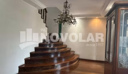 Sobrado de Luxo com 3 Suítes, Garagem para 6 Veículos e Excelente Localização