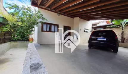 Casa de rua com 3 dormitórios à venda, 170 m² por R$ 380.000