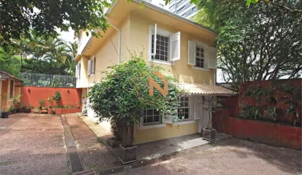 Viva o Encanto da Vila: Sobrado Elegante no Coração de São Paulo