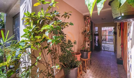 Casa à venda, 100 m2, 3 dormitórios, 2 vagas, quintal, churrasqueira, rua sem saída próxima ao Metrô