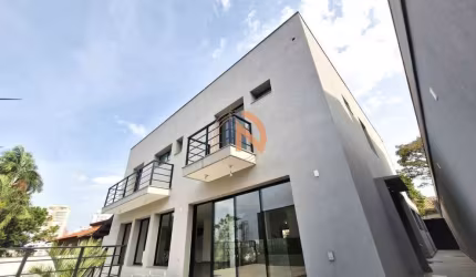 Luxuosa Casa com 5 Suítes, Jardim e Piscina Próxima ao Clube Paineiras do Morumbi