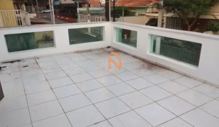 Sobrado de 220m² com 3 suítes, edícula e 2 vagas em localização privilegiada