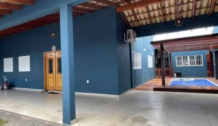 Casa no CPA II com piscinas e 3/4 sendo 2 suites