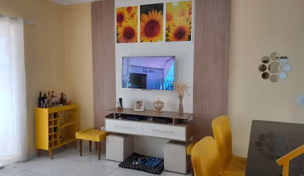 DISPONÍVEL CASA DE CONDOMÍNIO sobreposta  2 dormitórios ,1 Suíte  bairro Maracanã em Praia Grande.