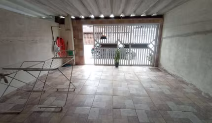 Sobrado de 3 dormitórios no bairro Vila Mirim em Praia Grande.