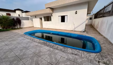 Casa à venda em Praia Grande-SP, bairro Flórida: 3 quartos, 3 suítes, sala, 5 banheiros, 4 vagas, 135m². Venha conferir!