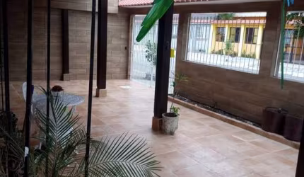 Excelente Casa ISOLADA 3 dormitórios mais Edicula no bairro CAIÇARA em Praia Grande - SP.  Apenas 250mts da PRAIA e  Próximo a vários comércios!!!