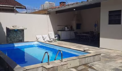 Sobrado mais Edicula ISOLADO com Piscina 4 dormitórios suites 5 banheiro 4 vagas a 250 metros da Praia no Balneário Maracanã em Praia Grande - SP.
