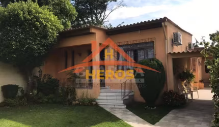 Casa com 2 quartos à venda na Rua Atílio Supertti, 137, Vila Nova, Porto Alegre por R$ 533.000