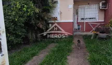 Casa com 3 quartos à venda na Rua Carlos Maximiliano Fayet, 675, Hípica, Porto Alegre por R$ 270.000