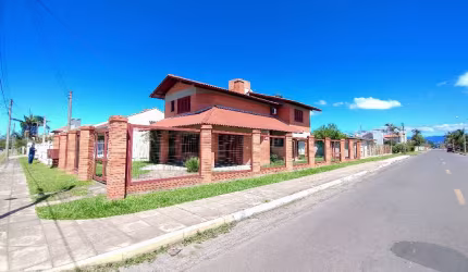 Excelente sobrado mobiliado e decorado, em Capão Novo!