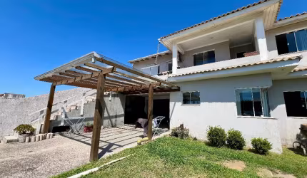 Sobrado Semi-Mobiliado com Anexo no Bairro Capão Novo