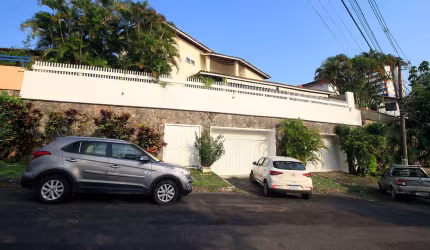 Casa Quatro Quartos para Venda no Caminho das Árvores.