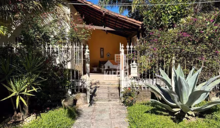 Linda casa com 4 quartos, piscina e área de lazer em rua fechada em Itaipu.