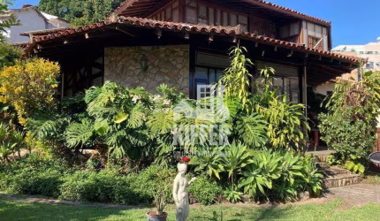 Casa com 5 quartos em condomínio Pendotiba