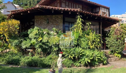 Casa com 5 quartos em condomínio Pendotiba