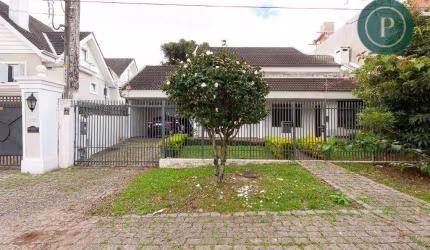 Casa com 7 dormitórios e amplo quintal no Água Verde