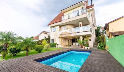 Casa com 4 dormitórios no Mercês