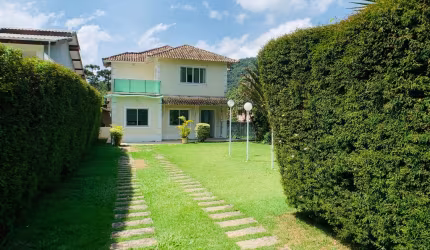 CASA MODERNA EM CONDOMÍNIO COM EXCELENTE INFRAESTRUTURA