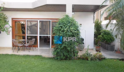 Casa à venda, no Jardim das Colinas, 330 m², 4 dormitórios, área externa gramada! Agende uma visita!