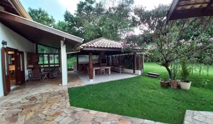CASA TERREA, MOBILIADA , 3 SUITES ,MEIO DE CONDOMINIO PARA ALUGAR NO ERMITAGE