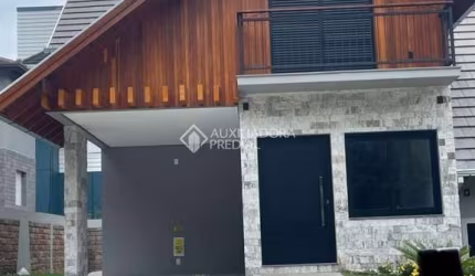 Casa com 3 quartos à venda na Tio Filintro, 139, Jardim dos Pinheiros II, Canela, 133 m2 por R$ 1.878.900