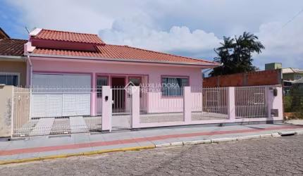 Casa com 2 quartos à venda na Prefeito Avelino Muller, 155, Vendaval, Biguaçu, 85 m2 por R$ 590.000