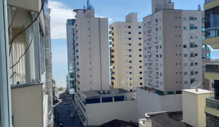 Apartamento mobiliado com 03 quartos na Meia Praia