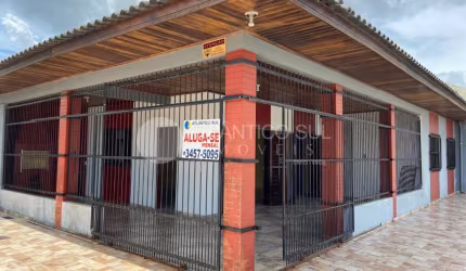 Casa de esquina semi-mobiliada á 350m do Mar, com área com churrasqueira