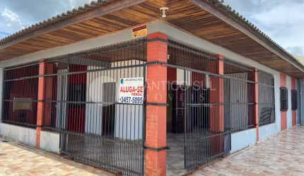 Casa de esquina semi-mobiliada á 350m do Mar, com área com churrasqueira