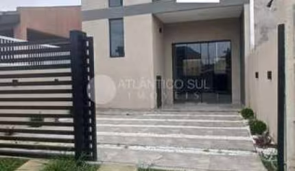 Lindo triplex localizado no balneário Maiami, próximo a comércios.