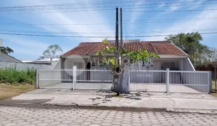casa a venda com 02 quartos e piscina, balneario monções- Pontal do Paraná