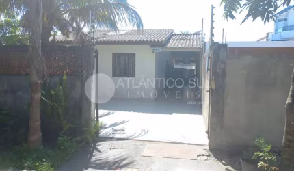 Casa na praia 2 dormitórios, 1 suíte, 1 banheiro social, sala, cozinha e edícula