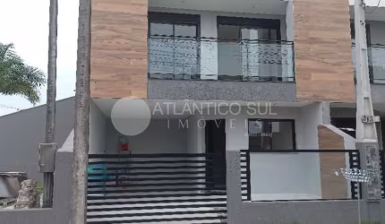 Sobrado na Praia com 2 quartos com sacada, 1 suíte com sacada, Sala e Cozinha