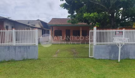 Casa na Praia com 3 Quartos, 1 Sala, 1 Cozinha, 1 Banheiro social, Varanda