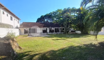 Vende Casa com 3 dormitórios sendo 1 suíte em Pontal do Sul a 350 metros do Mar
