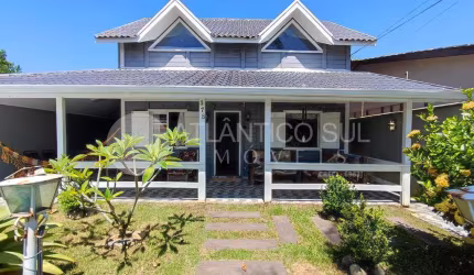 casa com piscina à venda, 300 metros do mar Santa Terezinha-PR