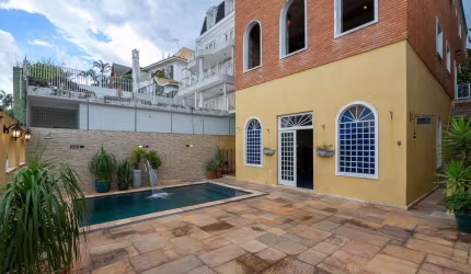 Casa tipo para venda com 3 quartos, sendo 3 suítes, 365m²