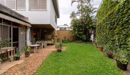 Casa tipo para venda com 4 quartos, sendo 4 suítes, 317m²