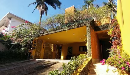 Casa de vila para venda com 3 quartos, sendo 1 suíte, 313m²