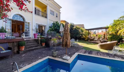 Casa em condomínio para venda com 4 quartos, sendo 2 suítes, 348m²