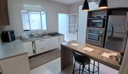 Linda casa a venda, dentro de condomínio fechado