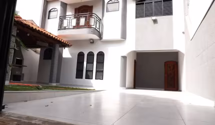 ALUGA-SE SOBRADO MOBILIADO