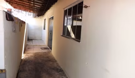 ALUGA-SE CASA DE FUNDOS. CONJ. HAB. GUAIAPÓ.